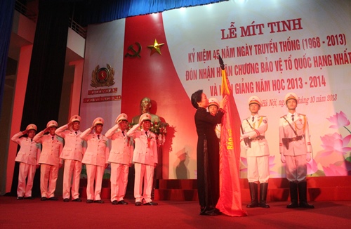 . Phó Chủ tịch nước Nguyễn Thị Doan gắn Huân chương Bảo vệ Tổ quốc hạng Nhất lên lá cờ quyết thắng của Học viện